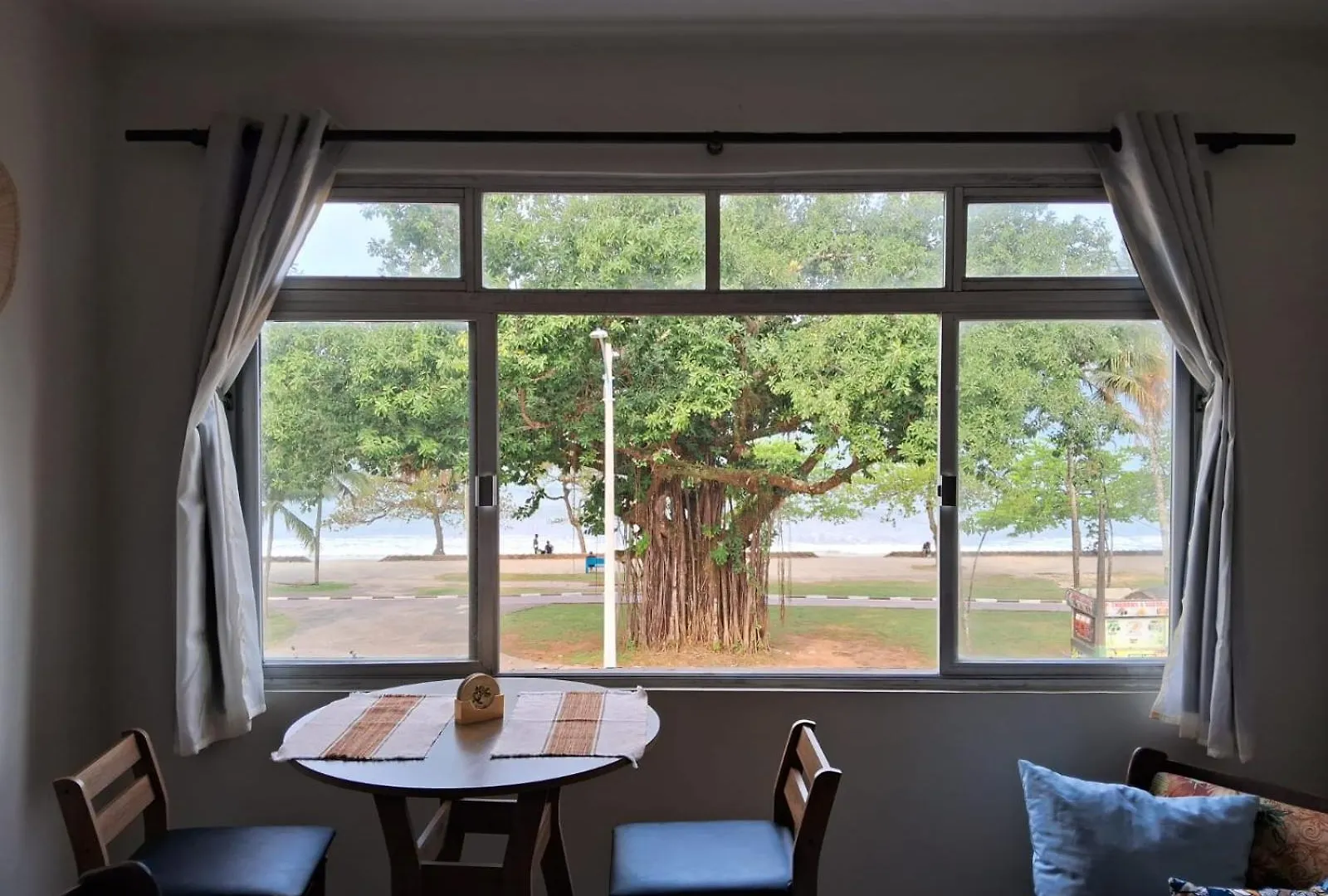 Apartamento Com Vista Pro Mar No Centro De Ubatuba - 2 Quartos E Cozinha Completa