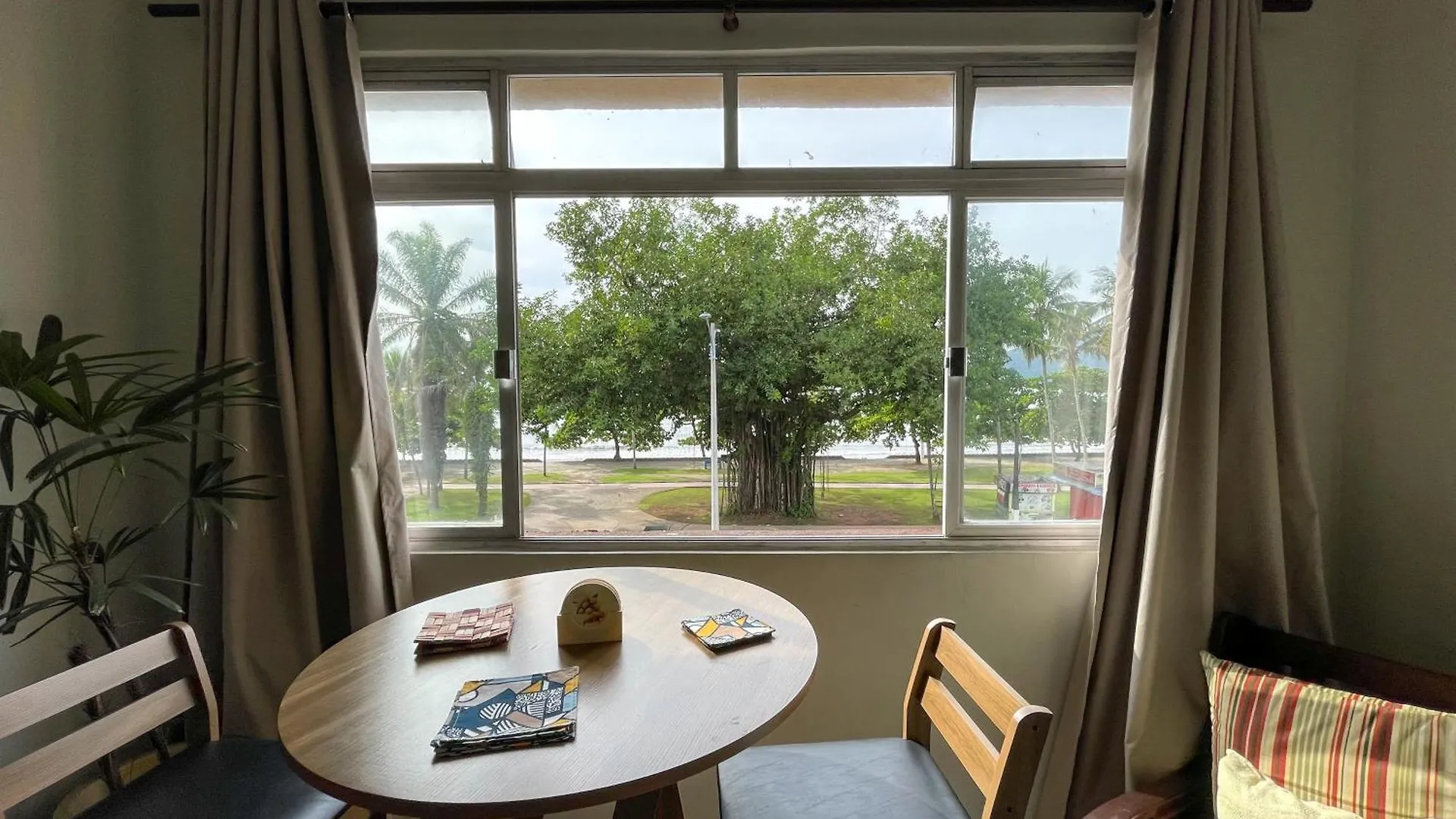 Apartamento Com Vista Pro Mar No Centro De Ubatuba - 2 Quartos E Cozinha Completa Brasil