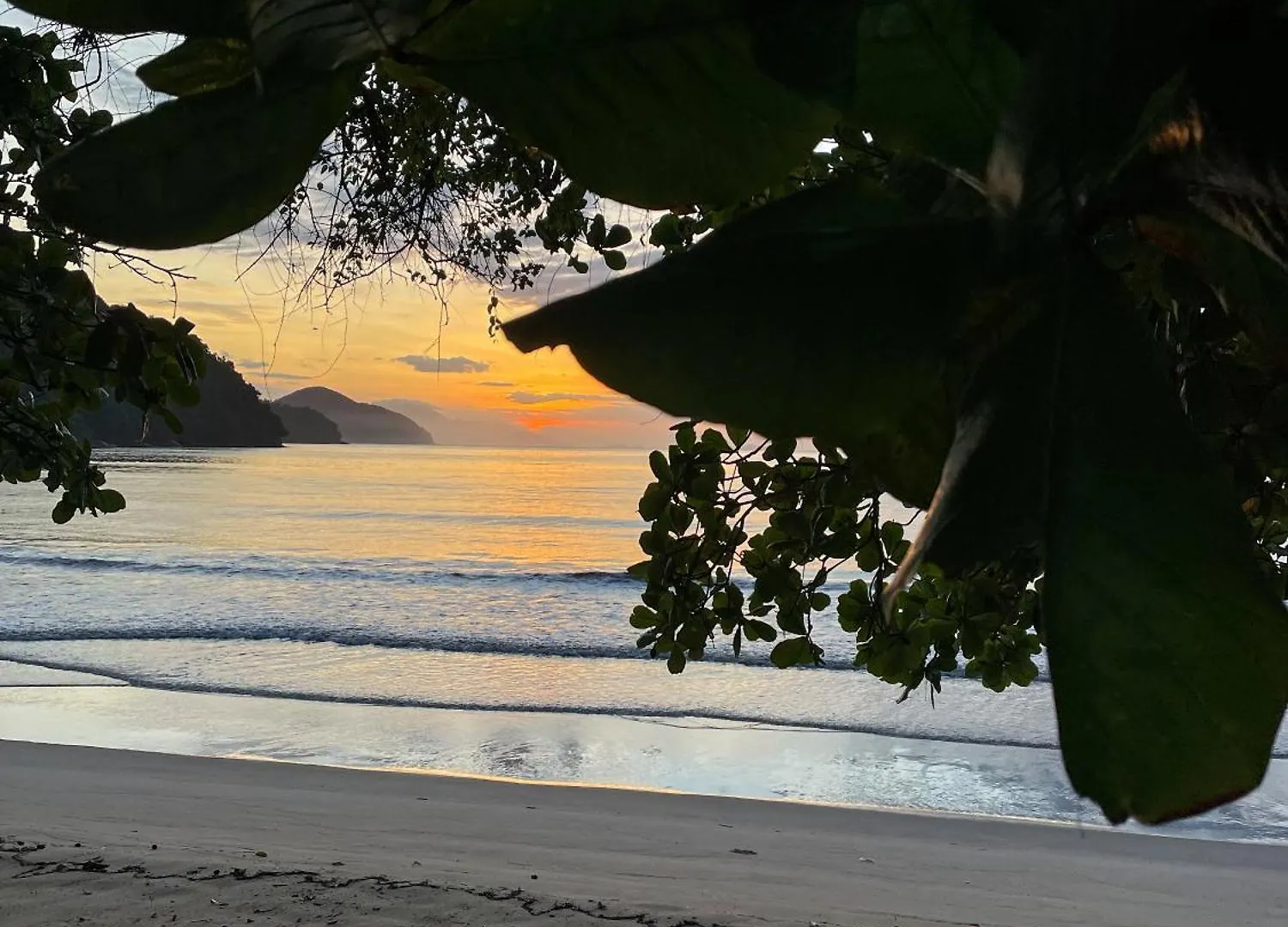 Apartamento Com Vista Pro Mar No Centro De Ubatuba - 2 Quartos E Cozinha Completa